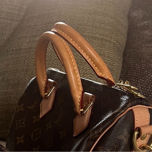 not for sell. Too old
Louis Vuitton Monogram Speedy 25 with Bandouliere strap - Picture 7 of 7